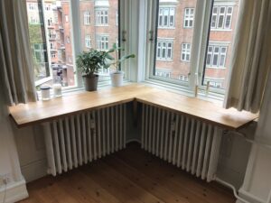 Skrivebord/vindueskarm